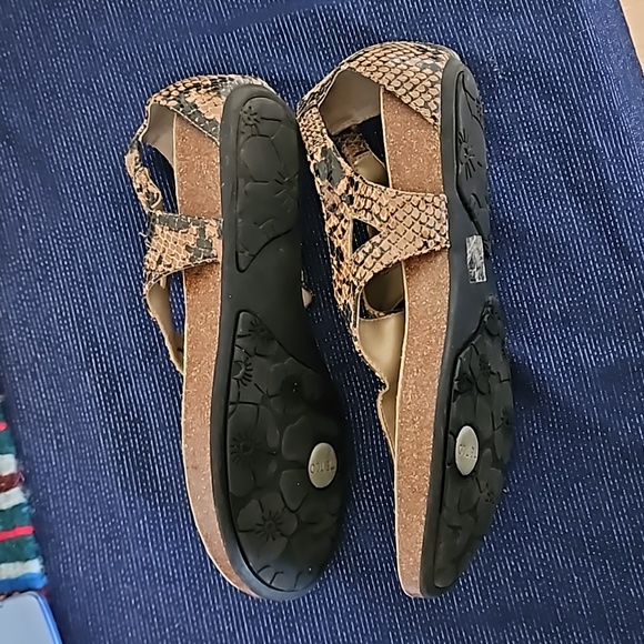 Me Too thong style animal print sandals - Picture 4 of 4